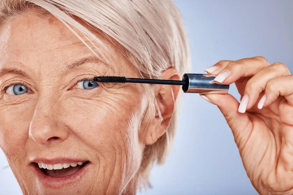 Make Wow Und Seniorin Mit Mascara Für Schönheit Kosmetik Und — Stockfoto