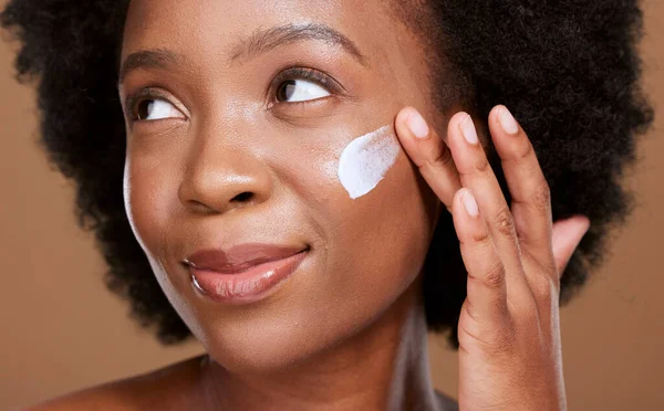 Black Woman Face Cream Beauty Sunscreen Makeup Product Luxury Facial — Stock Photo, Image
