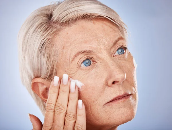 Mulher Madura Creme Aplicar Creme Facial Loção Para Enrugar Envelhecimento — Fotografia de Stock