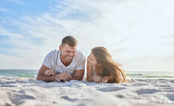 カップル ビーチで砂の上に寝そべって 休暇中に幸せと絆 恋のために愛するか 一緒に屋外 ロマンチックな 笑顔の男と女 海辺の休日や関係と日付のためにリラックス — ストック写真