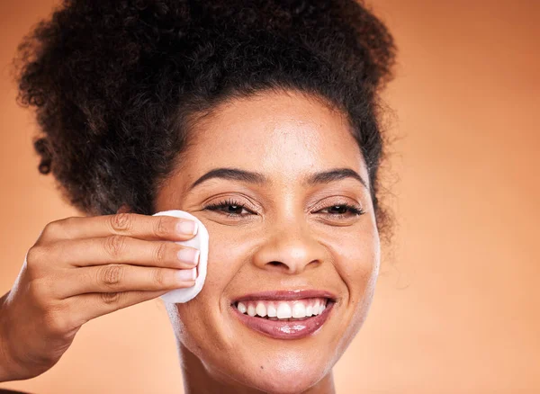 Face Skincare Mulher Negra Com Almofada Algodão Fundo Laranja Estúdio — Fotografia de Stock