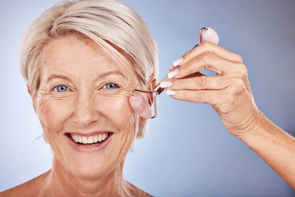 Skincare Roller Wajah Dan Wanita Senior Dengan Kecantikan Alami Dan — Stok Foto