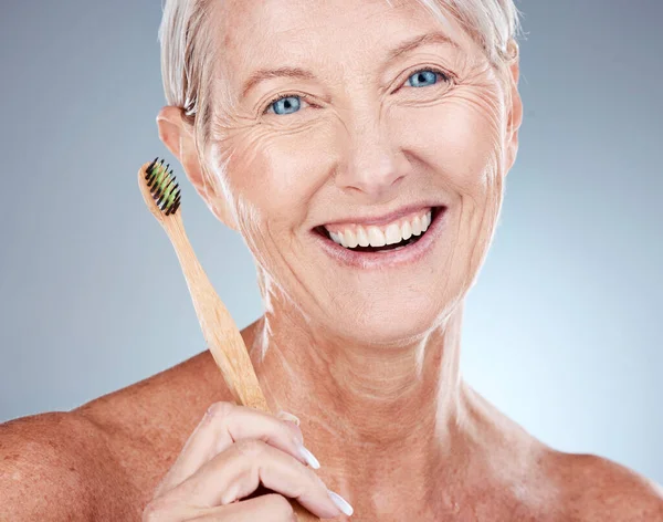 Wanita Dewasa Potret Dan Sikat Gigi Untuk Kesehatan Gigi Kebersihan — Stok Foto