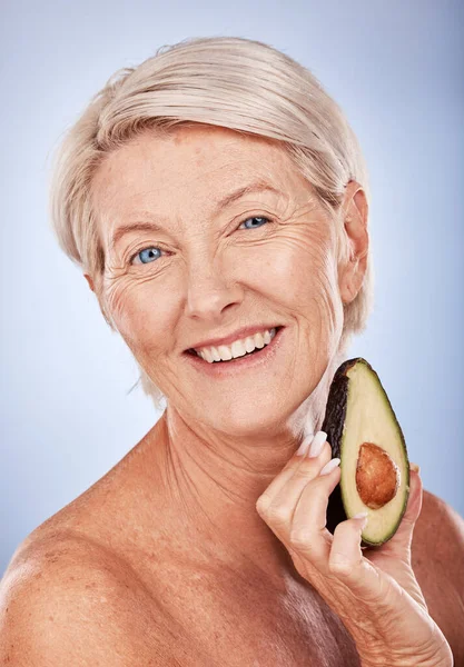 Hautpflege Schönheit Und Seniorin Mit Avocado Für Gesundheit Wohlbefinden Und — Stockfoto