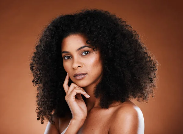 Mujer Negra Afro Belleza Pensamiento Cuidado Piel Maquillaje Cosméticos Sobre — Foto de Stock