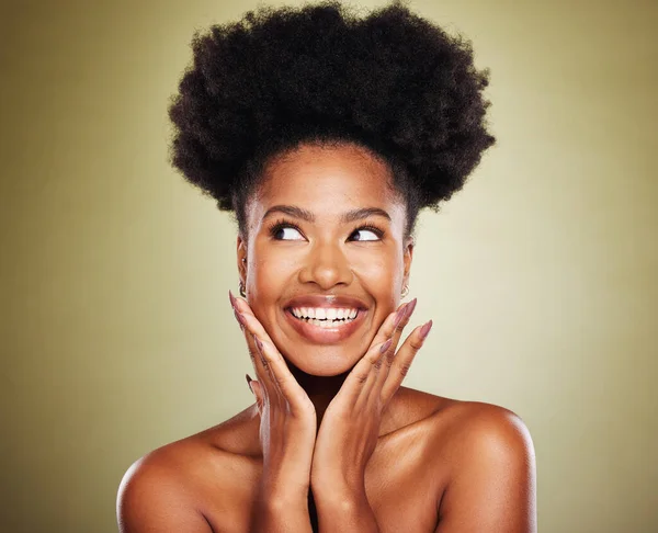 Zwarte Vrouw Afrohaar Denken Aan Spannende Ideeën Groene Studio Backgroud — Stockfoto