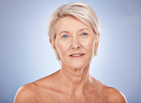 具有健康 护肤和自然美的人物形象 化妆品和老年妇女 能在工作室背景下抗衰老 成熟女士及有身体护理 健康或面部排毒功能的老年女性 — 图库照片