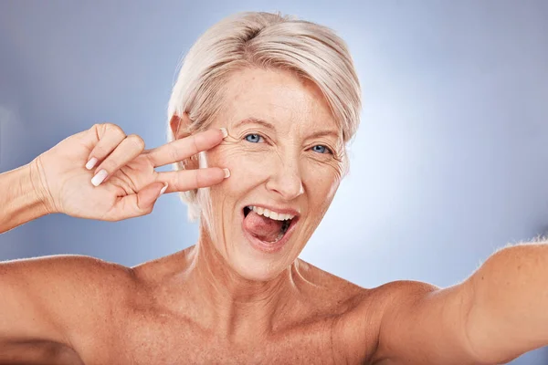 Piękno Znak Pokoju Selfie Dojrzała Kobieta Pielęgnacji Skóry Zdrowia Odnowy — Zdjęcie stockowe