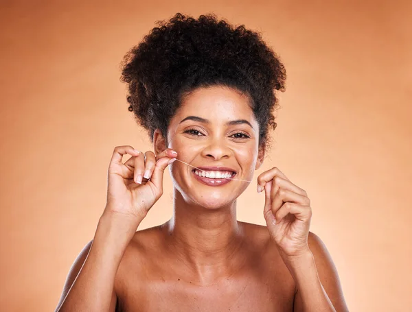 在演播室里的黑人妇女的花色 肖像和牙齿 以及牙医 牙科和口腔清洁保健产品在营销空间上的推广 牙线广告的健康 牙齿及模型 — 图库照片