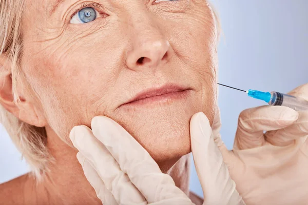 Botox Injeção Antienvelhecimento Com Uma Mulher Idosa Estúdio Fundo Cinza — Fotografia de Stock