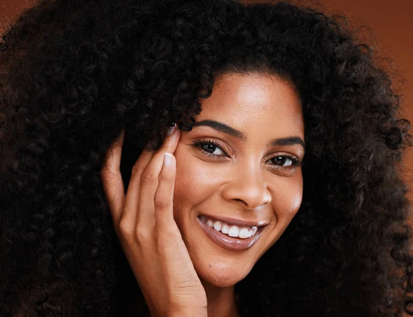Yüz Güzellik Cilt Bakımı Stüdyoda Kahverengi Saçlı Model Siyah Bir — Stok fotoğraf