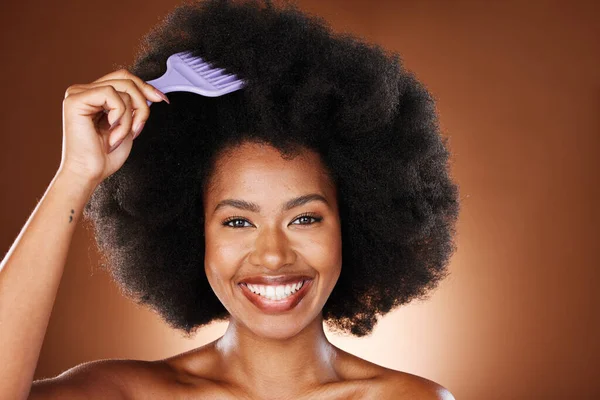 Haarverzorging Schoonheid Zwarte Vrouw Met Kam Afro Lachend Studio Bruine — Stockfoto