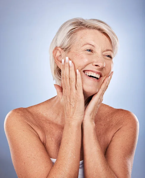 精打细算 自我护理以及对天然抗衰老化妆品 面部皮肤光泽或皮肤科治疗满意的老年美容美发妇女 具有奢华妆容的健康 健康和美观的老年人模式 — 图库照片