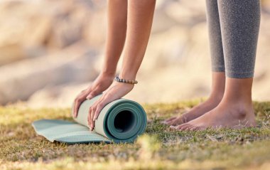 Yoga hasırı, pilates başlar ve spor yapan bir kadının doğası, çakra egzersizi ve sağlık eğitimi alır. Barış meditasyonu, ruhani zen ve el çabukluğu meditasyon ve bütünsel çalışma için bir denge minderi..