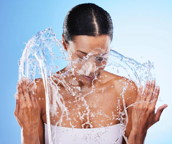 Cuidado Piel Salpicadura Agua Mujer Negra Limpieza Lavado Cara Cuerpo —  Fotos de Stock