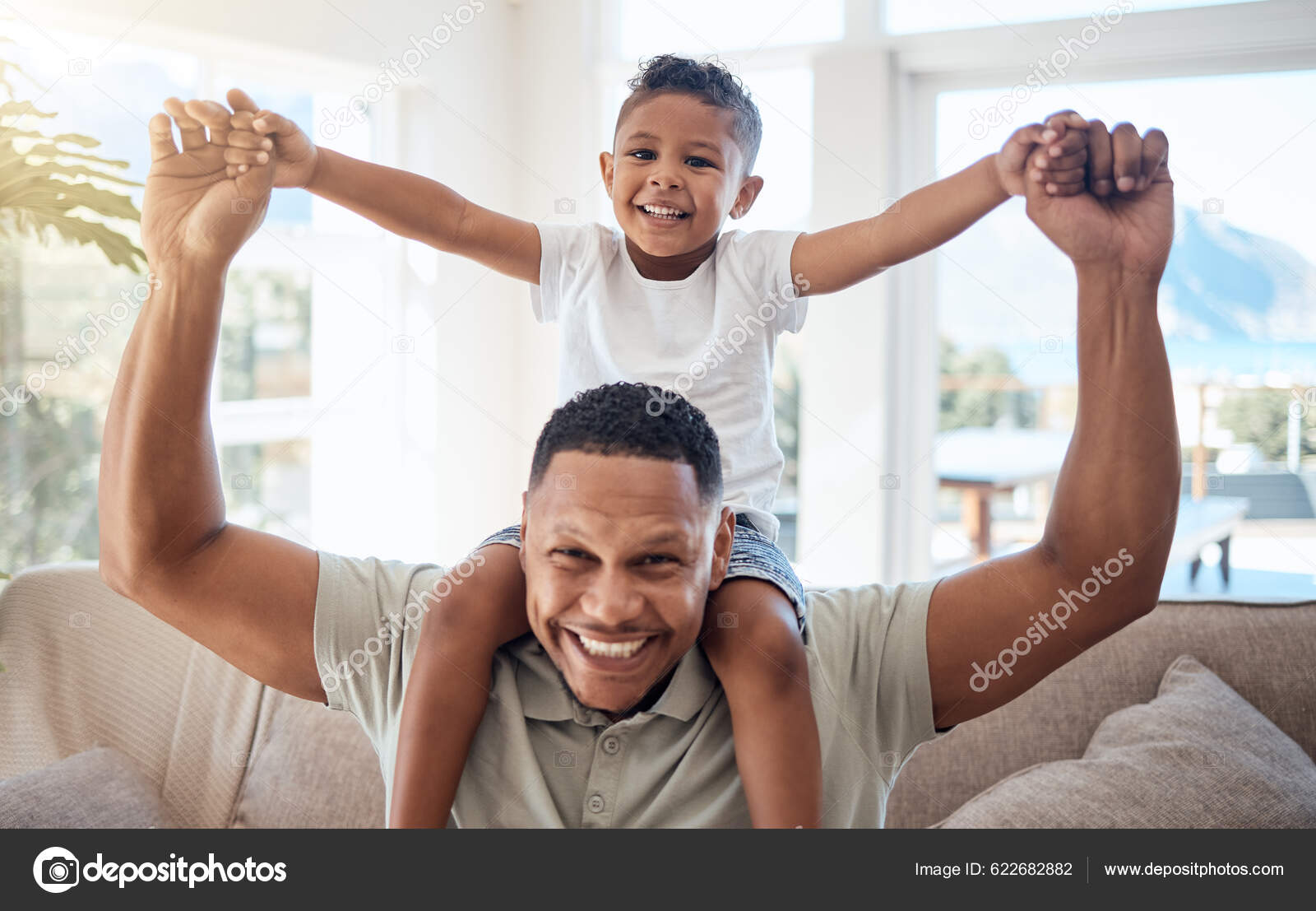 Pai Com Filhos. Pai E Crianças Felizes Passando Um Tempo Juntos