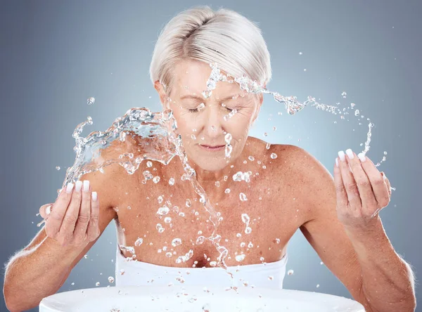Старшая Женщина Брызги Воды Кожа Уборкой Оздоровление Умывание Лица Сером — стоковое фото