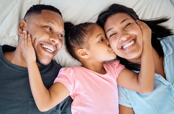 快乐的家庭 孩子的亲吻 和一个女孩上床 妈妈和爸爸带着微笑 爱和父母的关怀 拥抱和一个黑人家庭躺在卧室里 早上和一个孩子一起在家里放松一下 — 图库照片