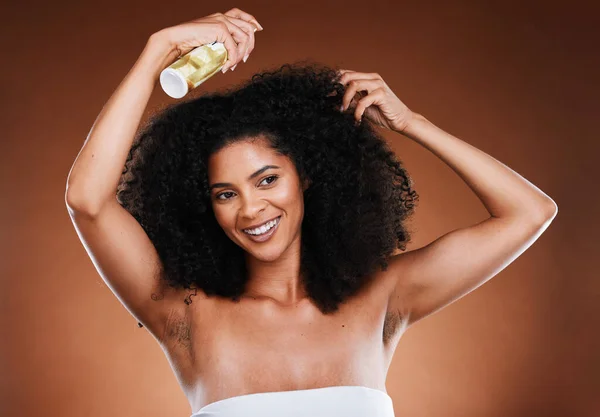 Haarverzorging Afro Spray Met Wellness Cosmetische Vrolijke Glimlach Tegen Een — Stockfoto