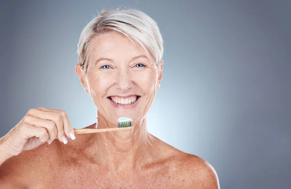Uśmiech Dentysta Starsza Kobieta Myją Zęby Dla Ochrony Zdrowia Odnowy — Zdjęcie stockowe
