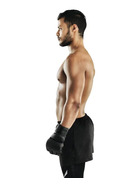 戦うための訓練 白い背景にボクシンググローブを身に着けている若い男のスタジオショット — ストック写真