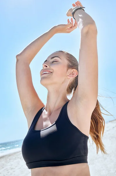 Libertà Yoga Beach Fitness Una Donna Che Allunga Braccia Sensazione — Foto Stock