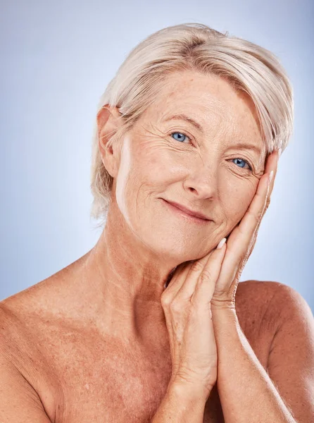 美容美发 人脸肖像和成熟女子的皮肤护理 健康和健康的灰色工作室背景 老年女性放松化妆品保健的抗衰老 保健和面部护理 — 图库照片