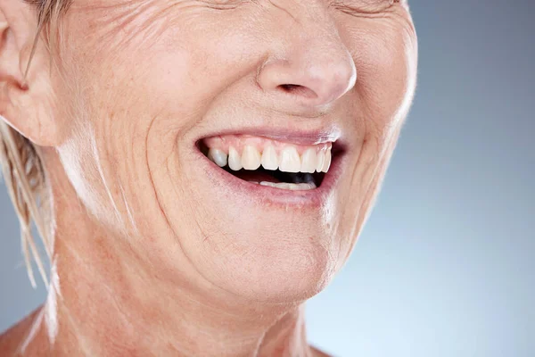 럭셔리 관리에 만족하는 나이든 여성의 치아를 만족하는 미학적 모델의 — 스톡 사진