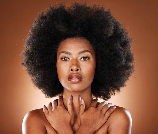 自然的头发 工作室和黑人妇女的美容美发 化妆品和沙龙的年轻健康 力量和自我爱的推广 非洲或非洲模型面对健康的护发成长 — 图库照片