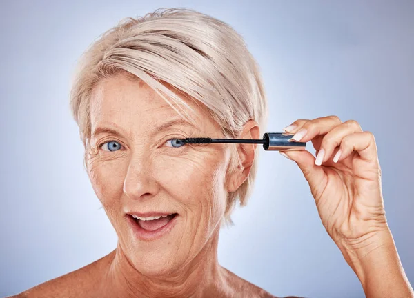 Makeup Mascara Portrait Senior Woman Natural Cosmetic Beauty Routine Studio — Stock Photo, Image