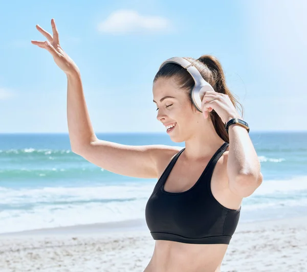 沙滩和女人在锻炼 训练或锻炼后跳舞 精力和健康快乐的女性在沙滩海滨或海滨室外流淌着音频 播客或电台音乐 — 图库照片