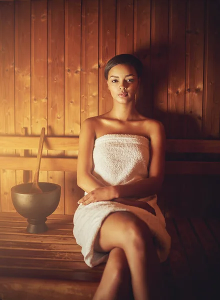 Diese Sauna Fühlt Sich Fantastisch Ausschnittporträt Einer Jungen Frau Die — Stockfoto