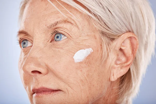 Skincare Kecantikan Dan Wanita Tua Dengan Krim Wajah Studio Berpose — Stok Foto