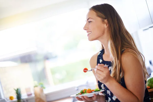 Piensa Pensamientos Saludables Una Mujer Joven Comiendo Tazón Fresas Casa — Foto de Stock