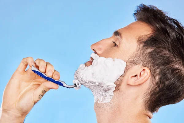Barbear Creme Homem Arrumando Sua Barba Com Barbeador Estúdio Para — Fotografia de Stock