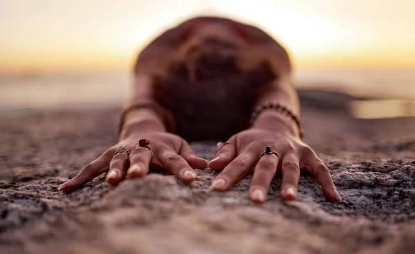Yoga Pilates Manos Playa Con Zen Una Mujer Sobre Arena —  Fotos de Stock