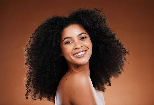 Zwarte Vrouw Haarverzorging Huidverzorging Met Schoonheid Glimlach Tevreden Met Cosmetica — Stockfoto