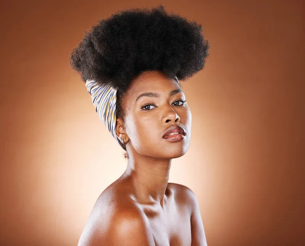 Μαύρη Γυναίκα Afro Μαλλιά Και Μόδα Στην Περιποίηση Της Επιδερμίδας — Φωτογραφία Αρχείου