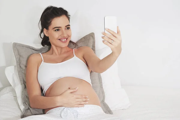 Maminka Bude Selfie Těhotná Žena Která Doma Bere Selfie — Stock fotografie