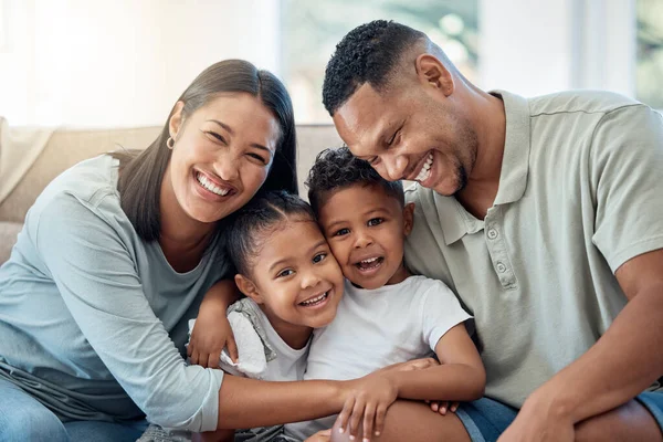 Glad Kärlek Och Familjeporträtt Med Barn Föräldrar Och Koppla Soffa — Stockfoto