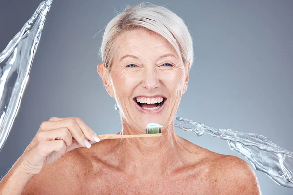 Starsza Kobieta Mycie Zębów Woda Splash Bambusową Szczoteczkę Zębów Dla — Zdjęcie stockowe