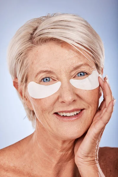Hautpflege Schönheit Und Seniorin Mit Pflastern Für Augen Wellness Und — Stockfoto