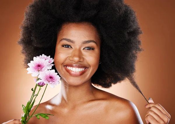 Bloem Schoonheid Haarverzorging Van Een Zwart Vrouwenportret Met Huidgloed Wellness — Stockfoto
