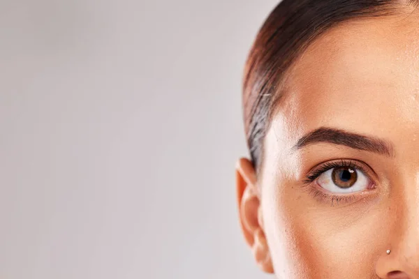 褐色眼睛 女性和面部视力在视网膜安全 面部睫毛睫毛膏或化妆品的皮肤上 带隐形眼镜 人类创意或创新的放大细节 纹理或美型眼睛 — 图库照片