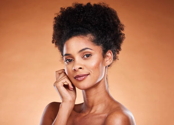 Zwarte Vrouw Schoonheid Natuurlijke Huidverzorging Make Gloeiende Huid Krullend Haar — Stockfoto