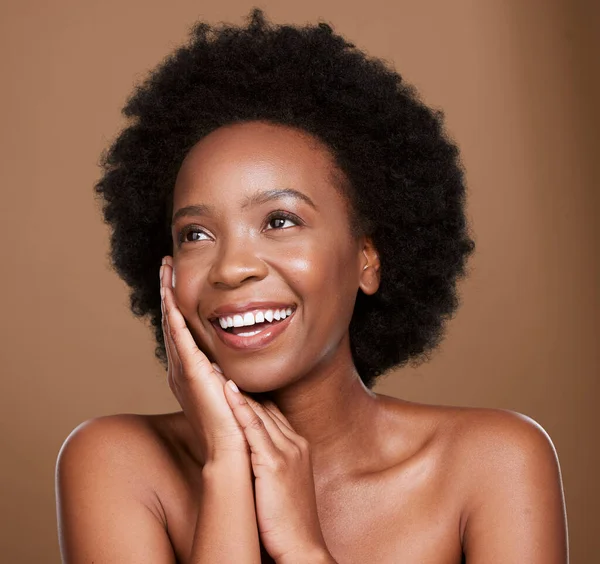 美しさ 化粧品や輝き 輝きと健康のためのメイクを考えてスタジオで天然の髪 スキンケアとアフリカの女性 ハッピーナイジェリア ケニアまたは黒の女性モデル顔用スキンケア輝きと自己愛 — ストック写真