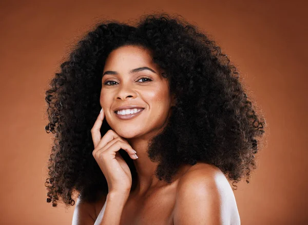 Haarverzorging Schoonheid Portret Van Zwarte Vrouw Met Afro Bruine Achtergrond — Stockfoto