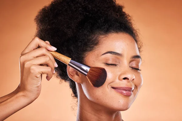 Face Beauty Blusher Black Woman Model Studio Beige Background Apply — Stock Photo, Image