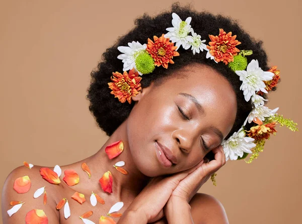 Flor Corona Mujer Negra Relajarse Estudio Belleza Cuidado Piel Productos — Foto de Stock