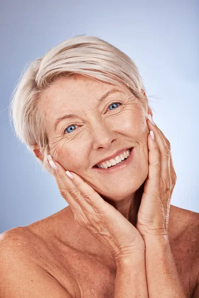 老年妇女 人脸肖像和手部皮肤护理美容健康或自然面部健康 工作室中的老年模式 健康的生活方式动机和皮肤科或抗衰老自我护理化妆 — 图库照片